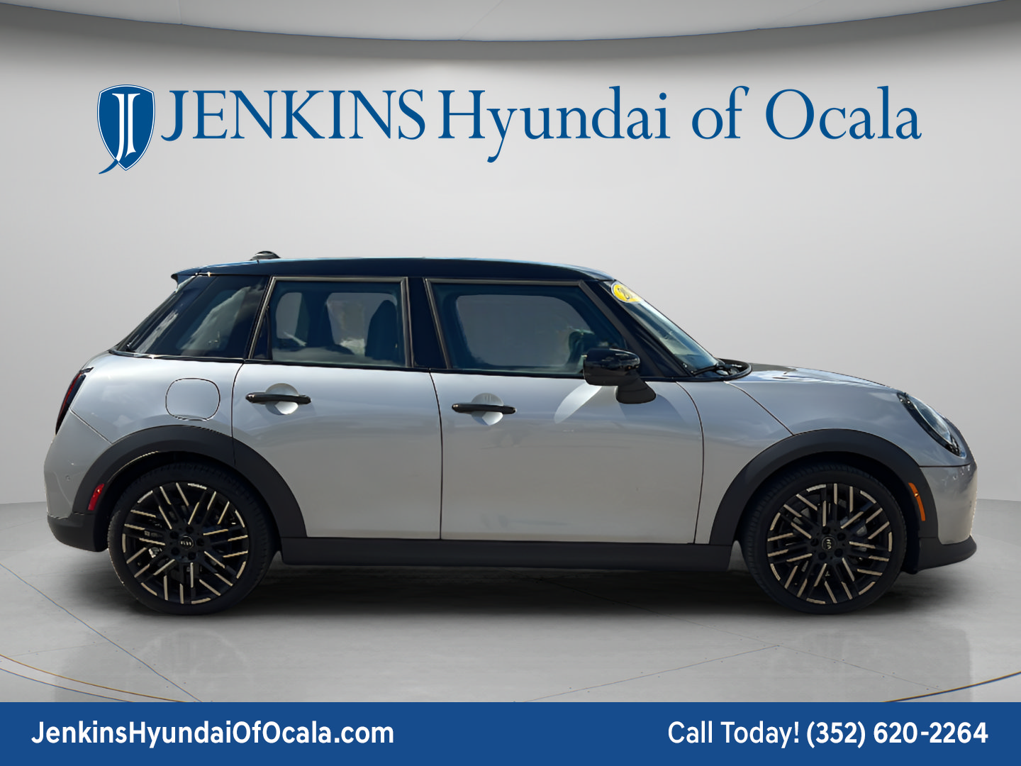 Used 2025 MINI Cooper 4-Door Hardtop FWD image 2