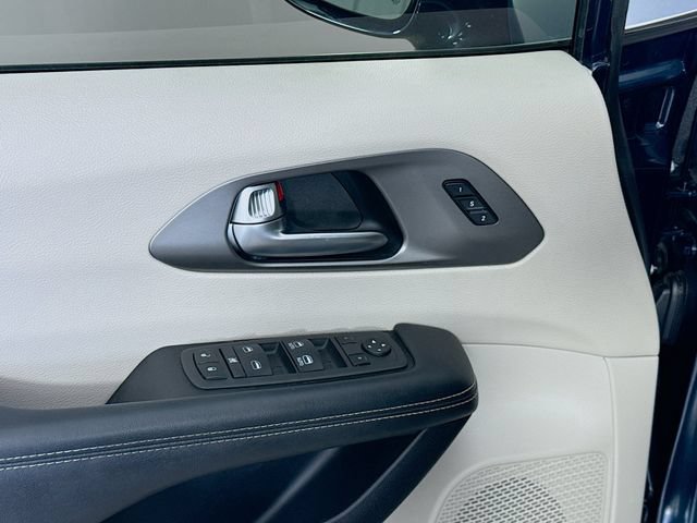 Used 2022 Chrysler Pacifica Touring-L AWD/4WD image 17