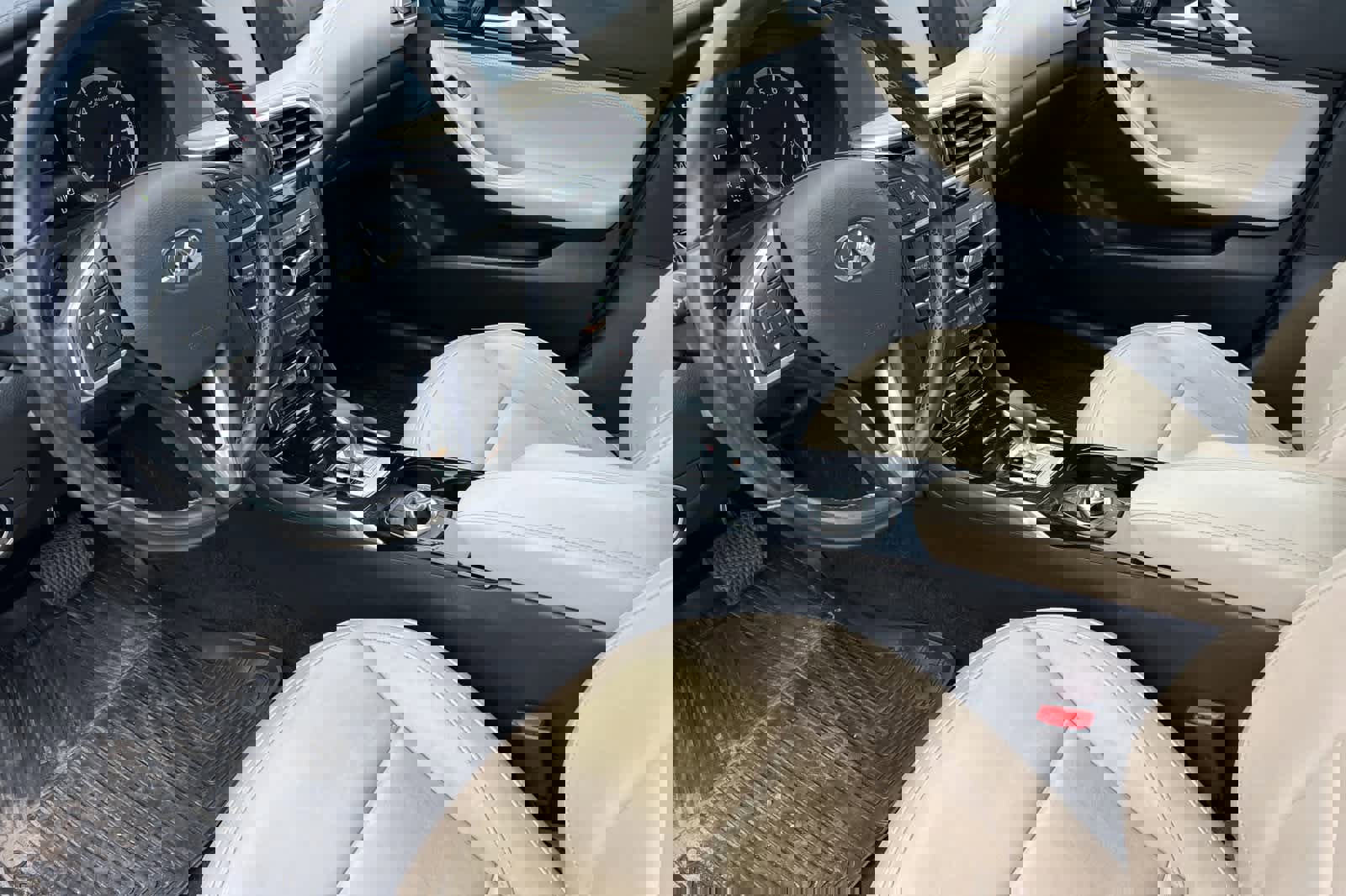 Used 2017 INFINITI QX30 Premium w/ Navigation Package image 12