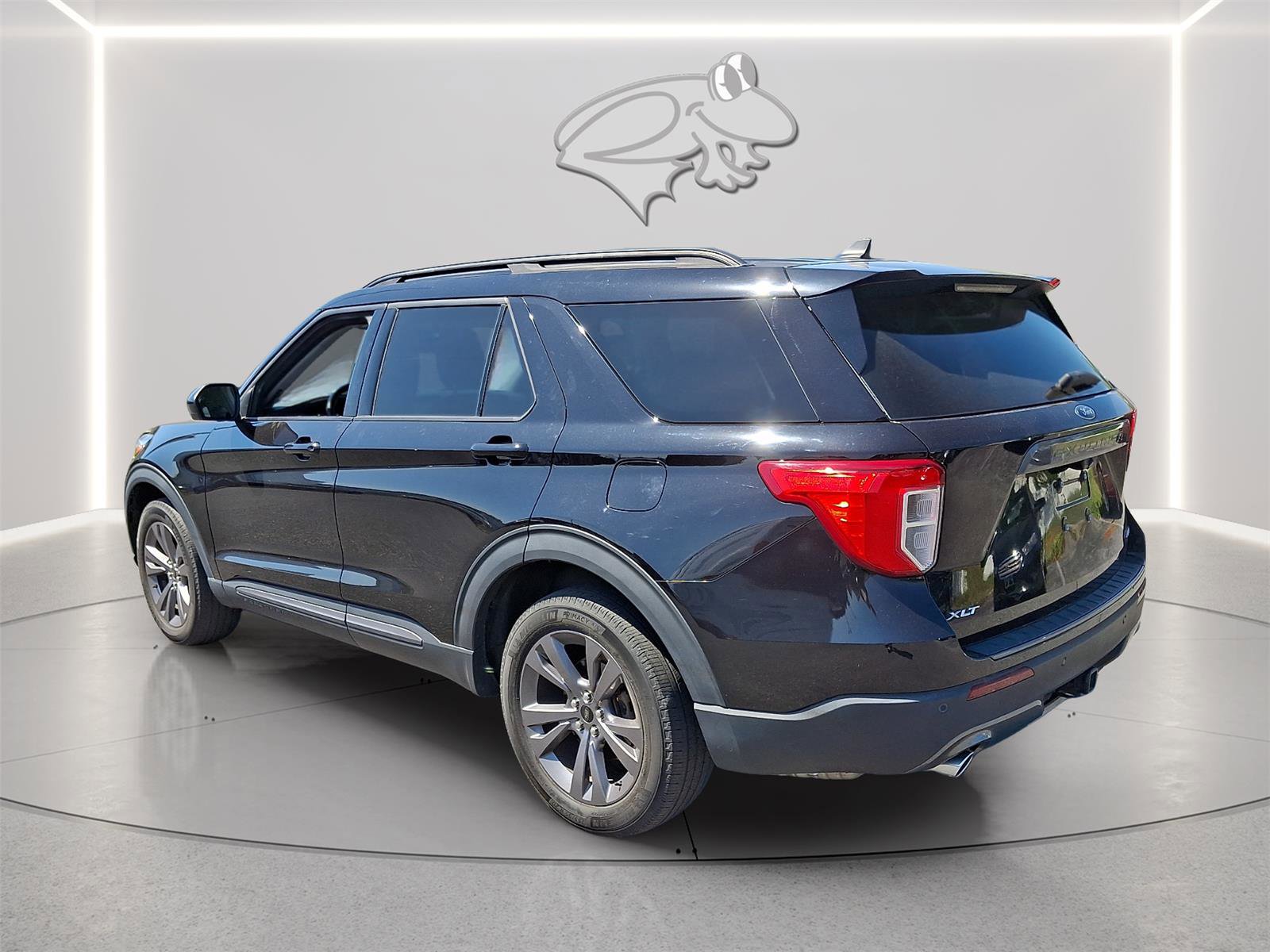 Used 2022 Ford Explorer XLT w/ Equipment Group 202A AWD/4WD image 3