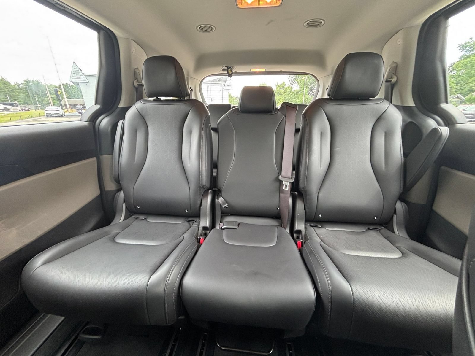 Used 2026 Kia Carnival FWD image 40