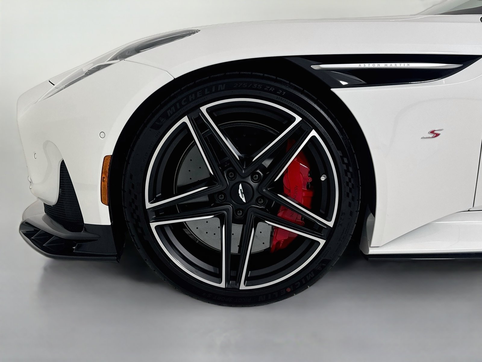 Used 2026 Aston Martin DB12 Convertible RWD image 10