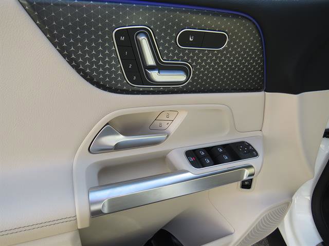 Used 2025 Mercedes-Benz GLB 250 4MATIC image 9