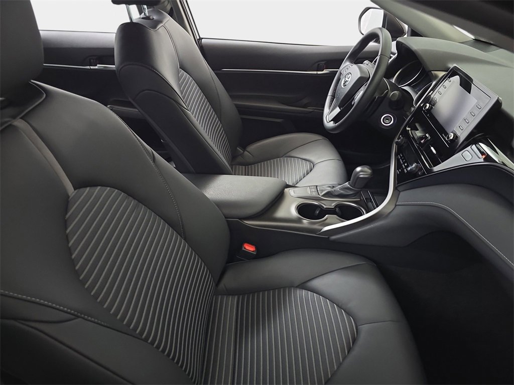 Used 2024 Toyota Camry SE image 12