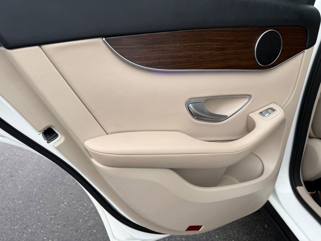 Used 2021 Mercedes-Benz GLC 300 4MATIC image 23