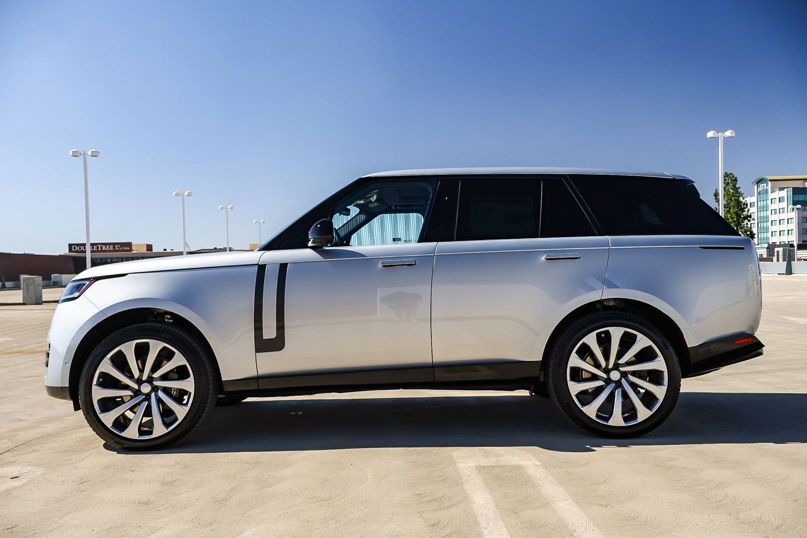 New 2025 Land Rover Range Rover SE image 8