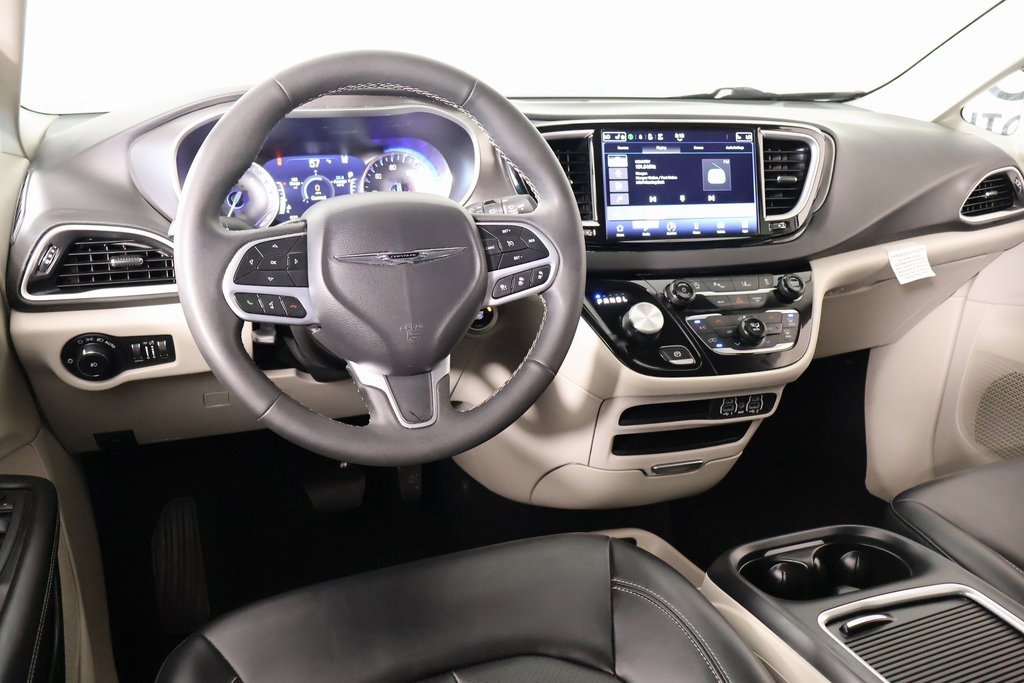 Used 2024 Chrysler Pacifica Touring-L image 2