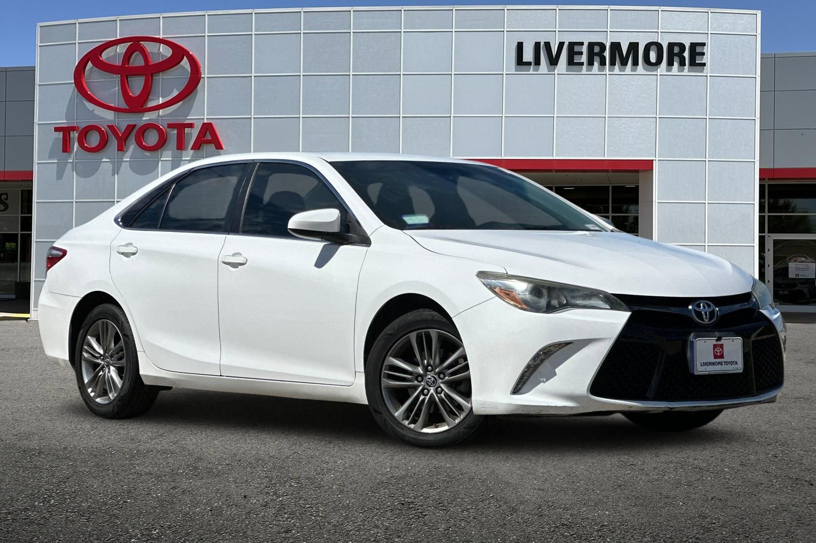Used 2016 Toyota Camry SE image 2
