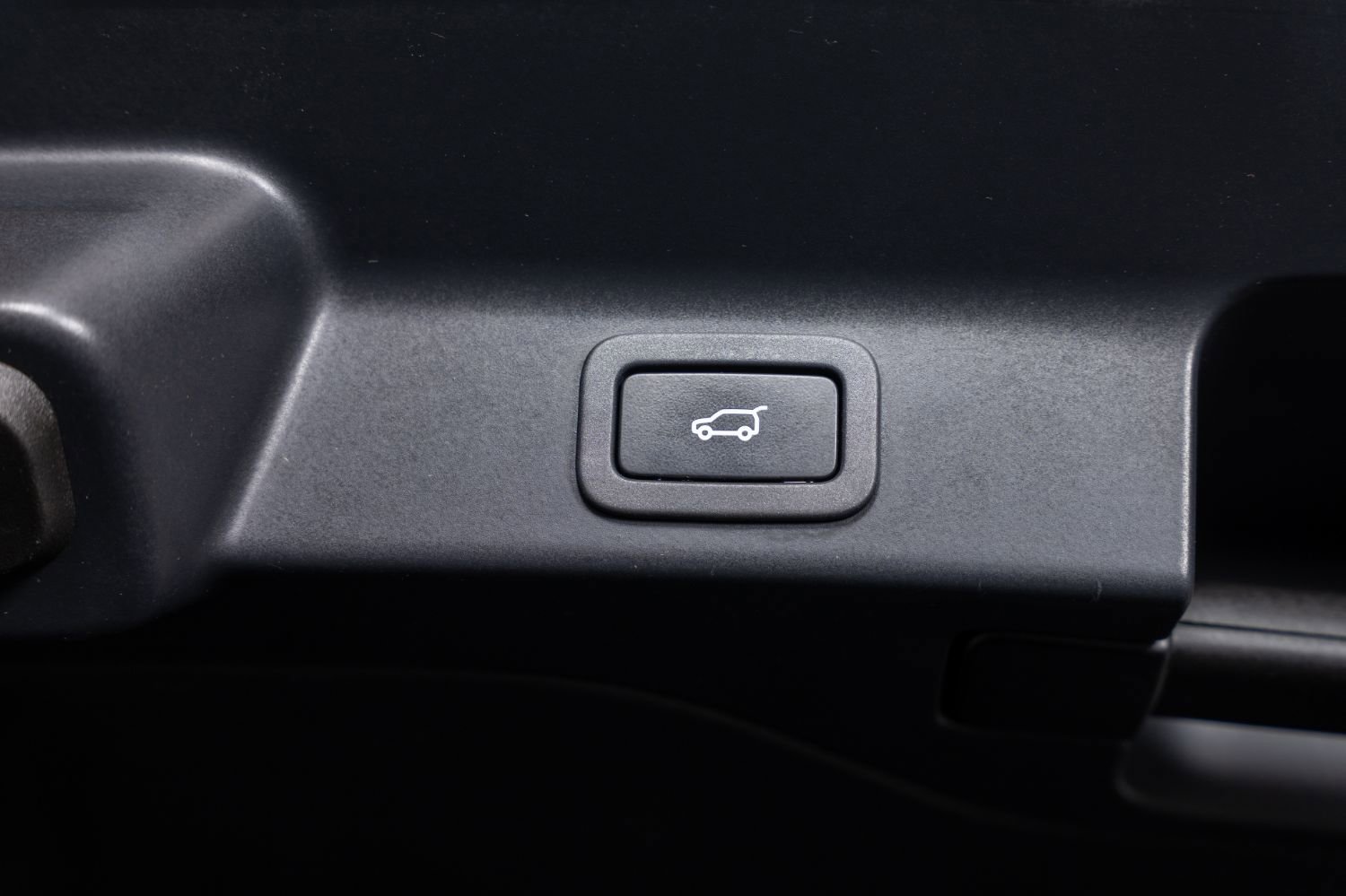 Used 2018 Jaguar F-PACE Premium image 20