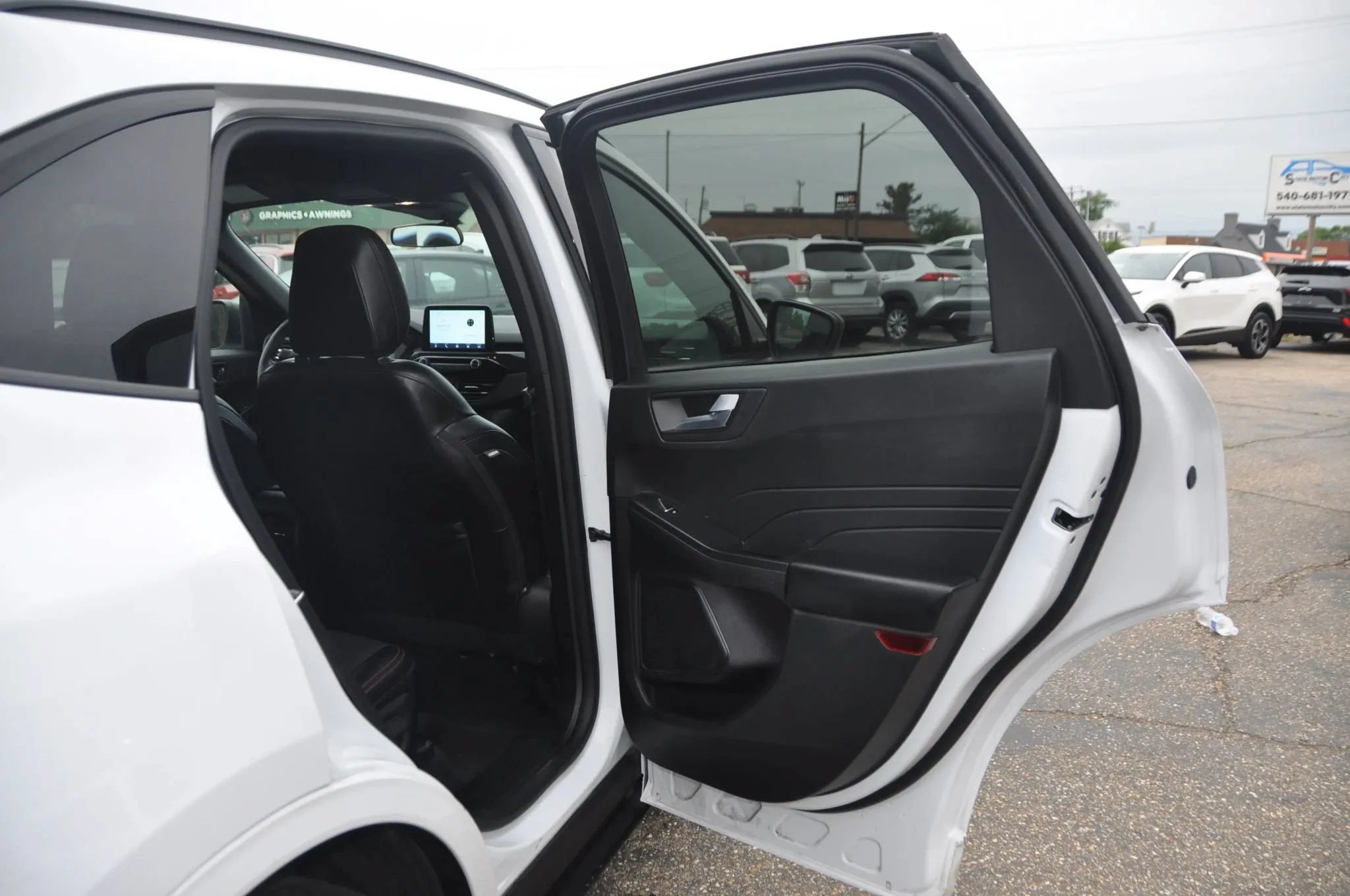 Used 2023 Ford Escape ST-Line FWD image 9