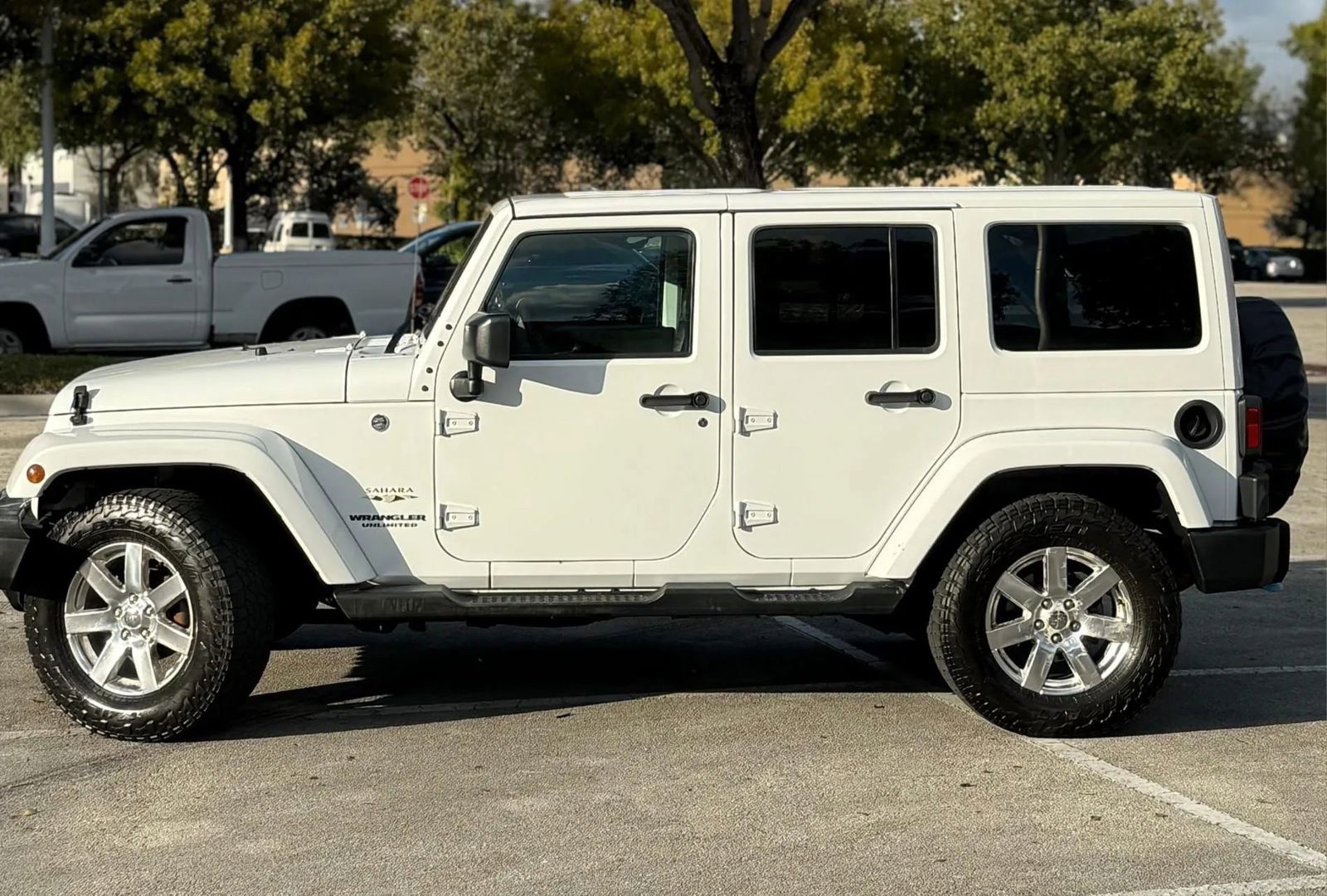 Used 2017 Jeep Wrangler Unlimited Sahara w/ Connectivity Group image 14