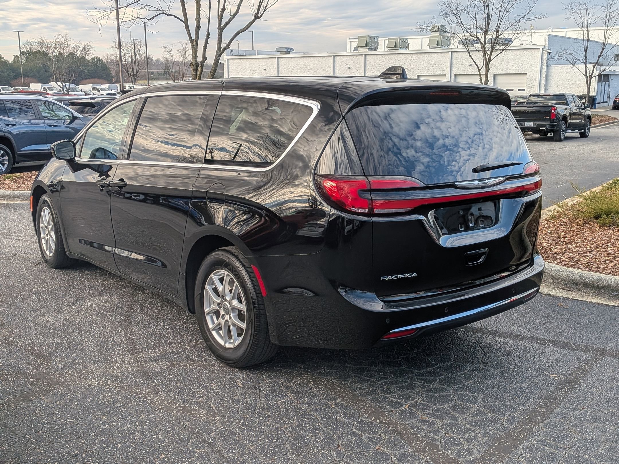 Used 2024 Chrysler Pacifica Touring-L image 7