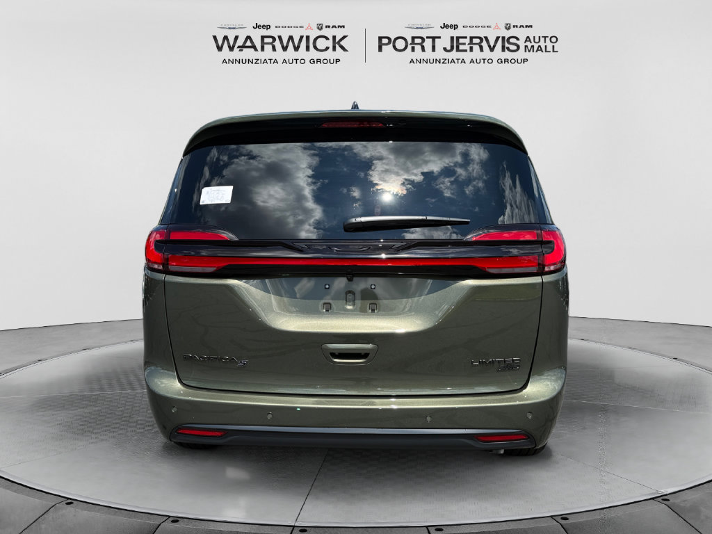 New 2027 Chrysler Pacifica Limited AWD/4WD image 4