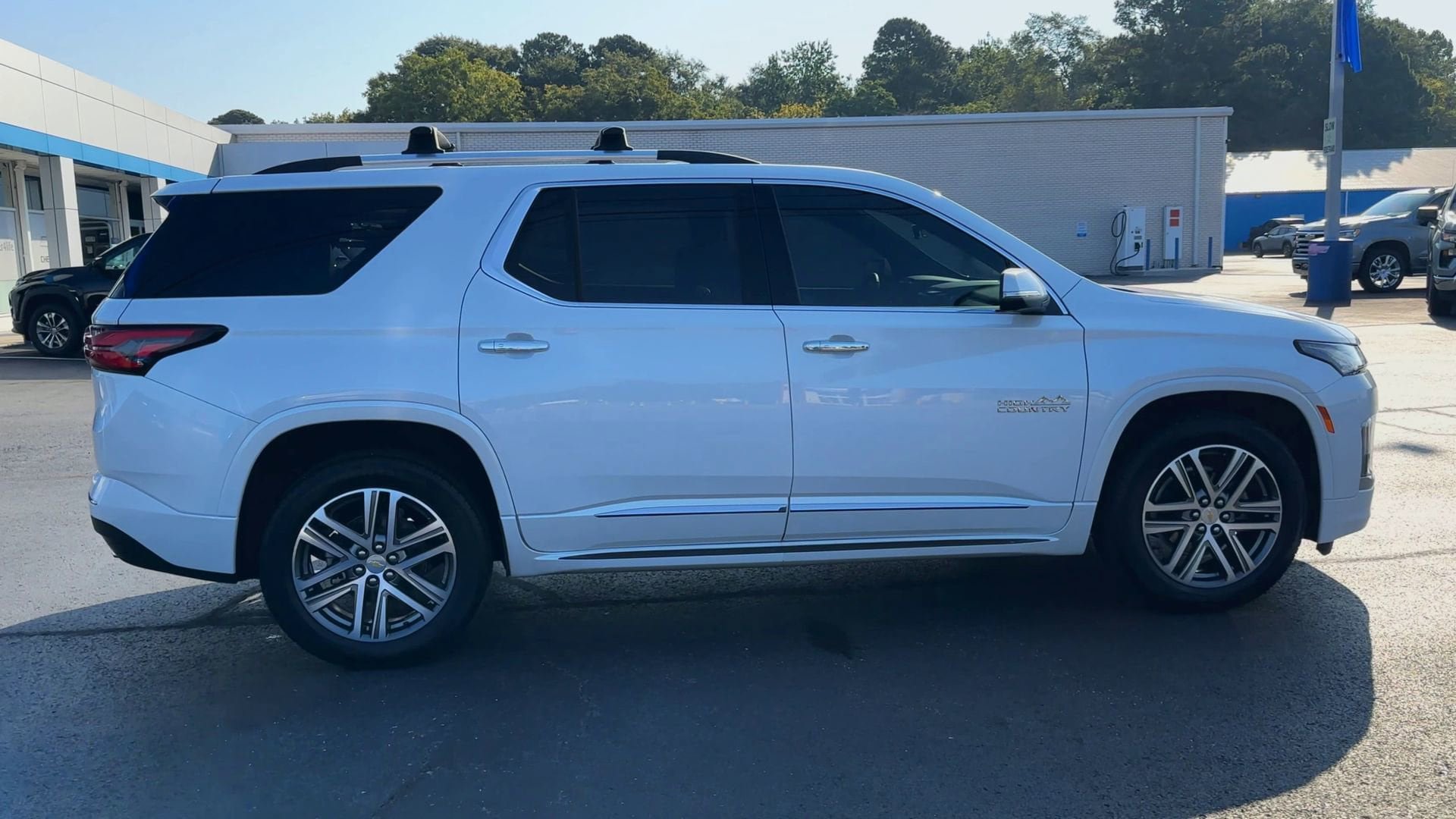 Used 2023 Chevrolet Traverse High Country w/ LPO, 'HIT The Road' Package FWD image 9