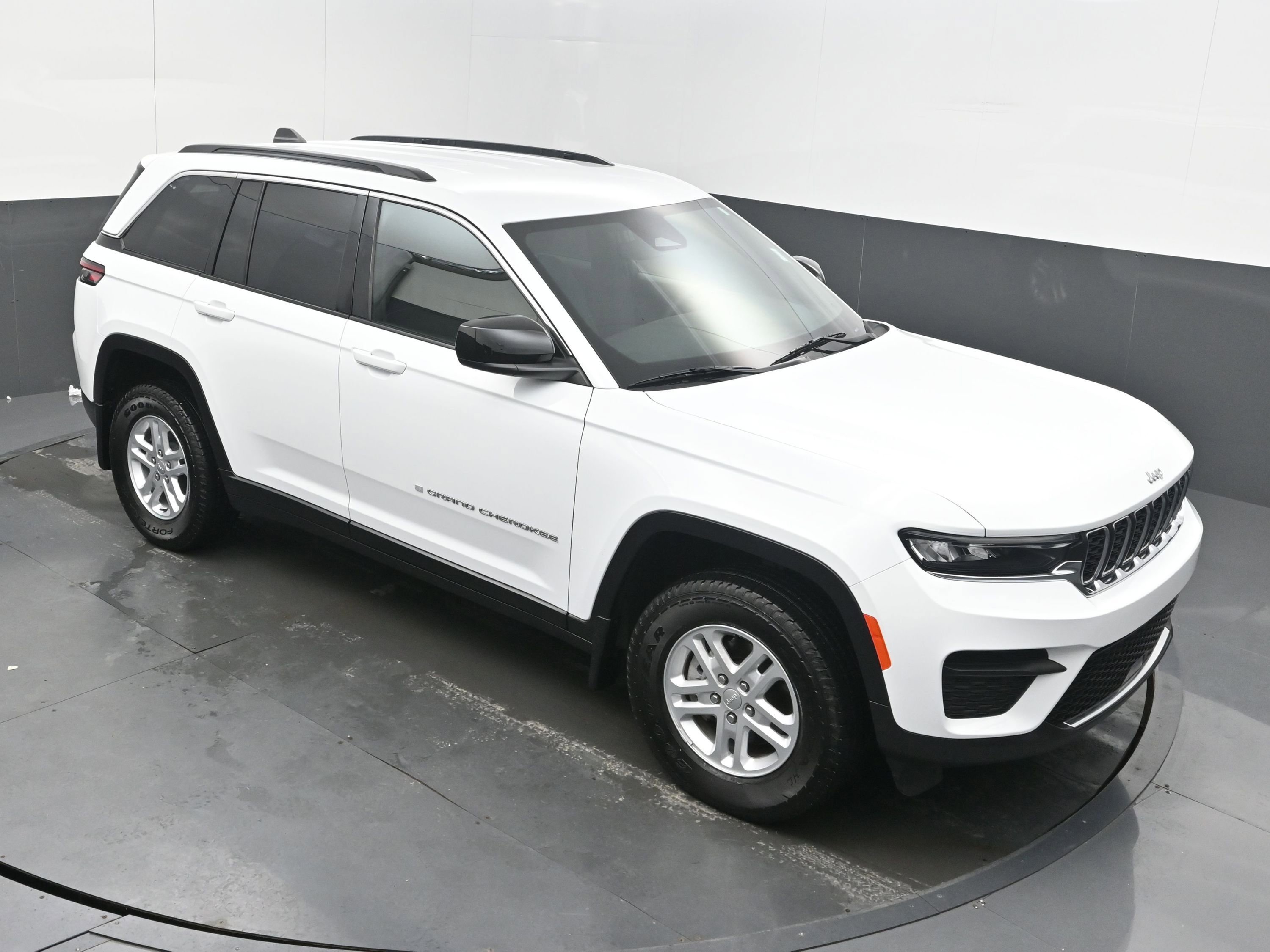 Used 2024 Jeep Grand Cherokee Laredo w/ MOPAR Finishing Package image 32