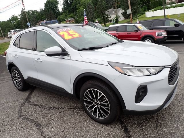 New 2025 Ford Escape SE w/ Class II Trailer Tow Package FWD image 8