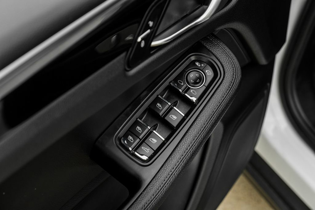 Used 2018 Porsche Macan AWD/4WD image 49
