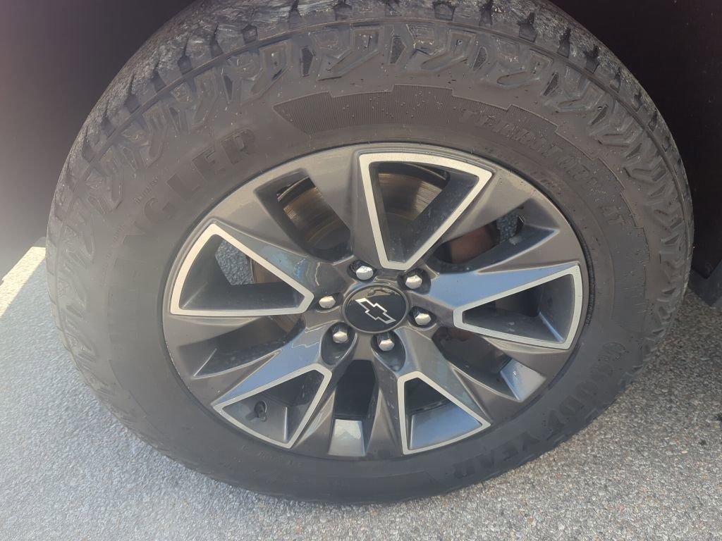 Used 2023 Chevrolet Tahoe Z71 w/ Z71 Off-Road Package AWD/4WD image 9