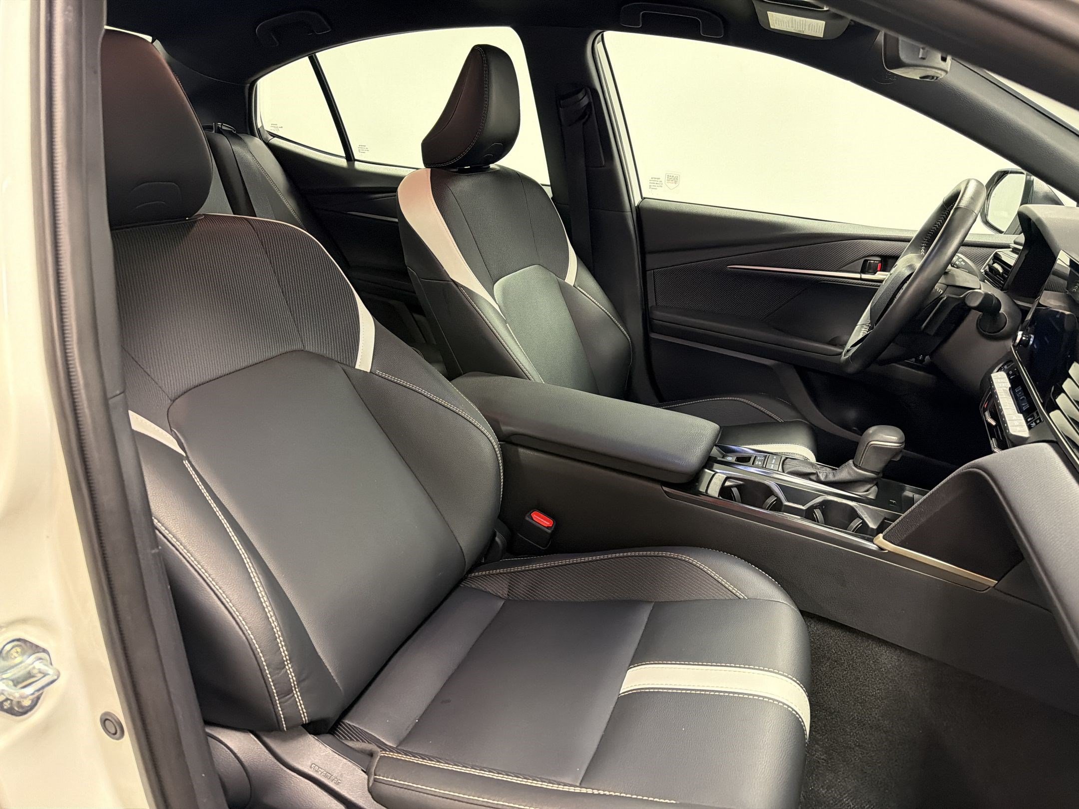 Used 2025 Toyota Camry SE w/ Convenience Package FWD image 21