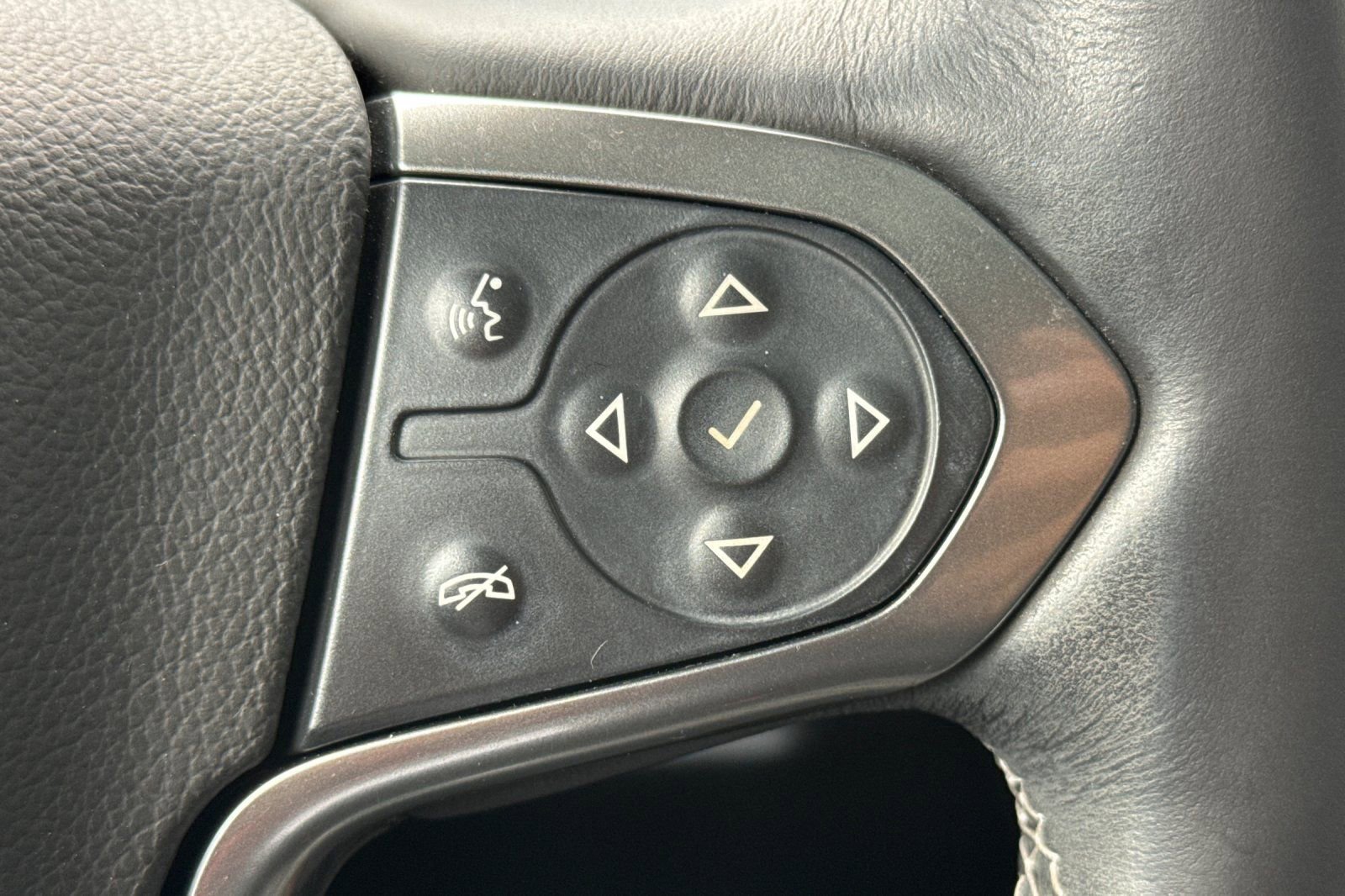 Used 2015 Chevrolet Suburban LTZ image 31