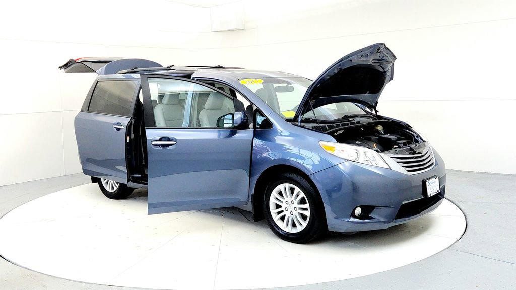 Used 2017 Toyota Sienna XLE FWD image 12