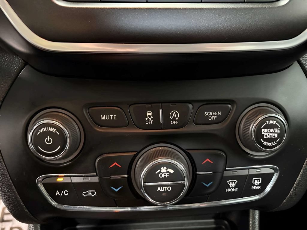 Used 2021 Jeep Cherokee Trailhawk AWD/4WD image 30