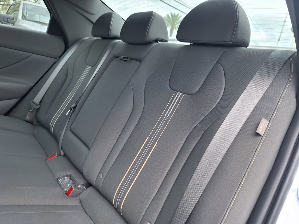 Used 2025 Hyundai Elantra SEL image 25