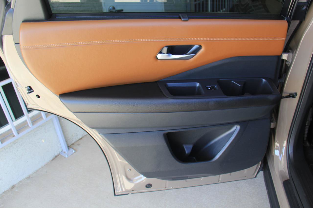 Used 2024 Nissan Pathfinder Platinum FWD image 24