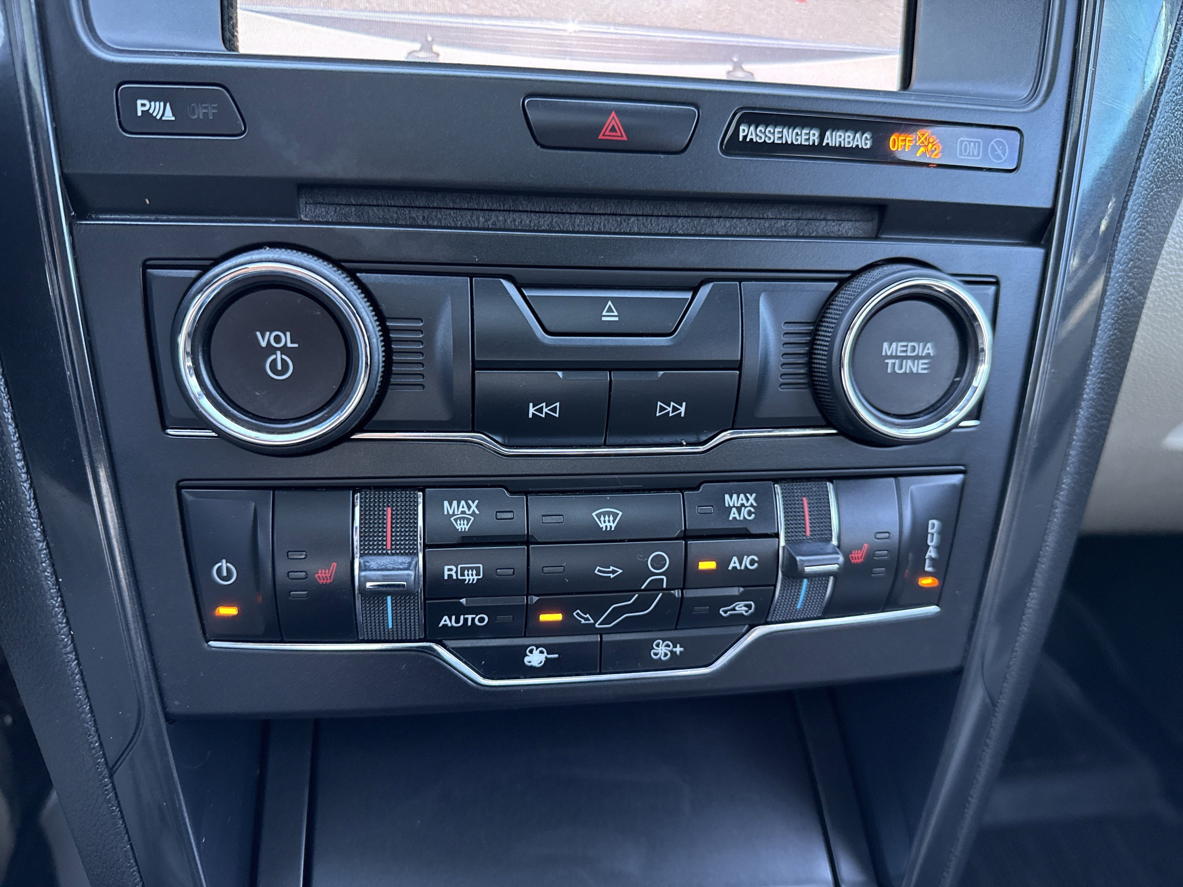 Used 2018 Ford Explorer XLT w/ Equipment Group 202A image 27