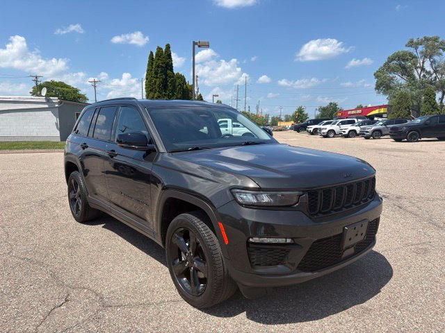 Used 2023 Jeep Grand Cherokee Limited w/ Black Appearance Package AWD/4WD image 7