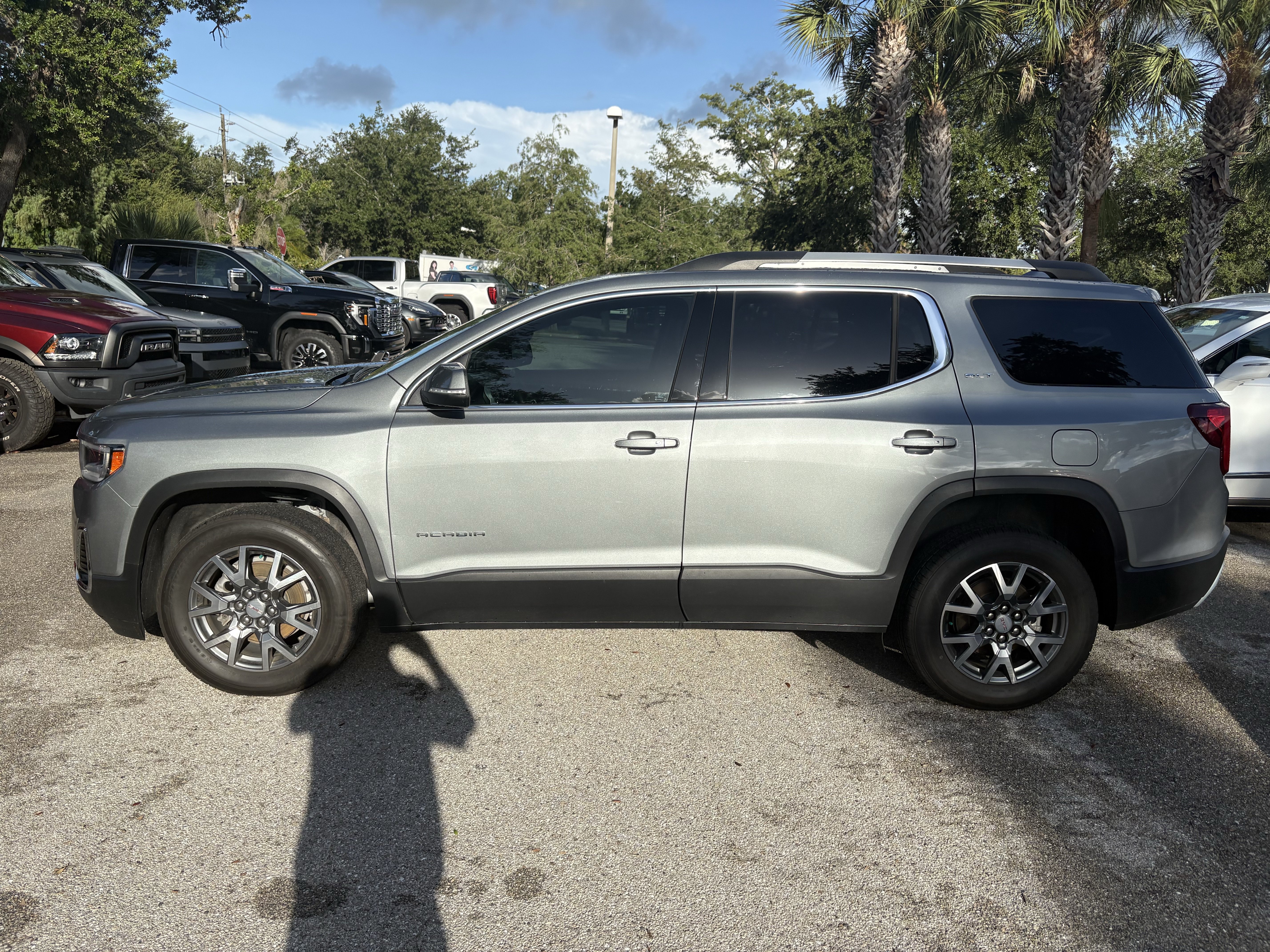 Used 2023 GMC Acadia SLT AWD/4WD image 4