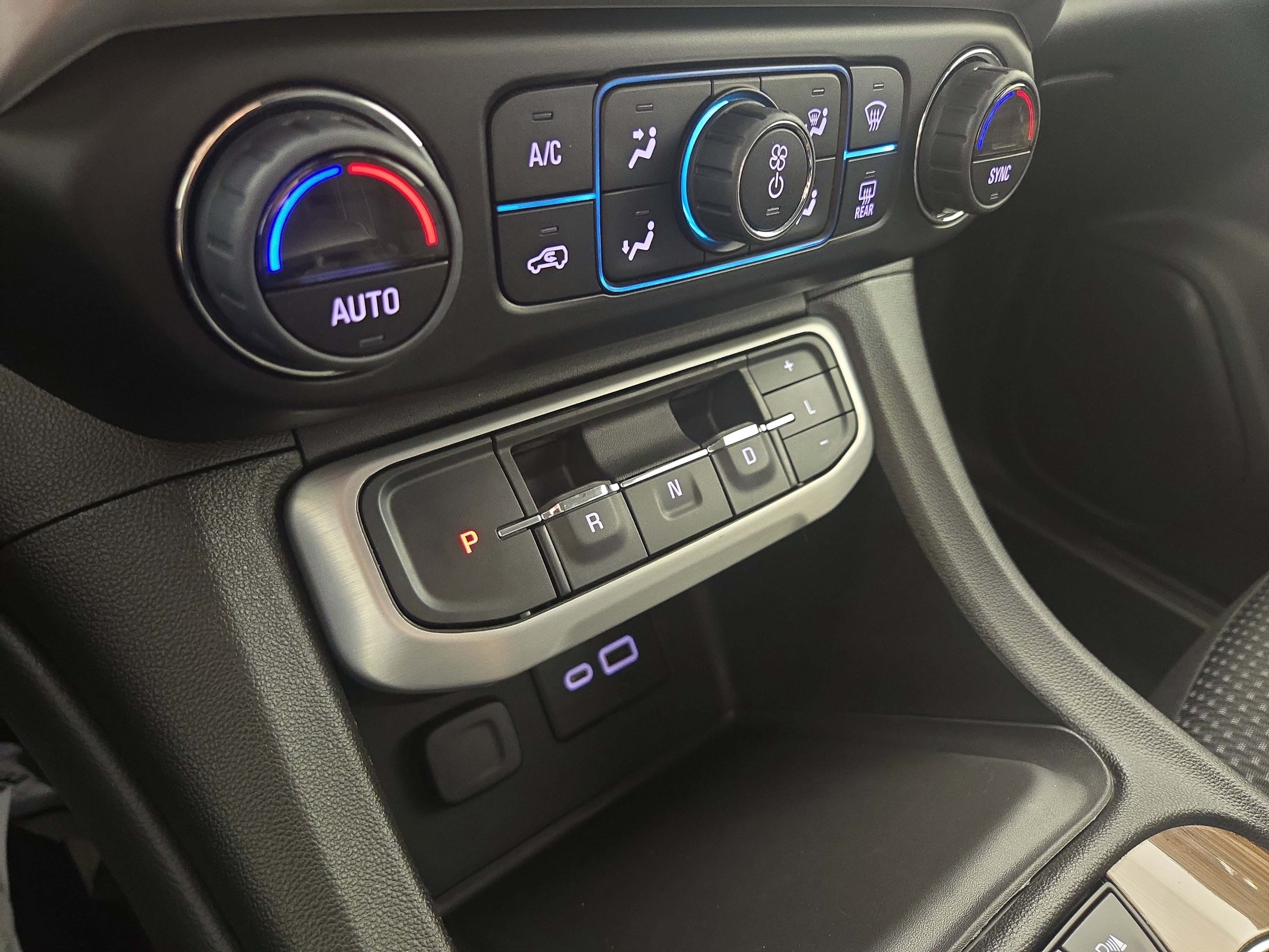 Certified 2023 GMC Acadia SLE w/ LPO, Cargo Package image 24