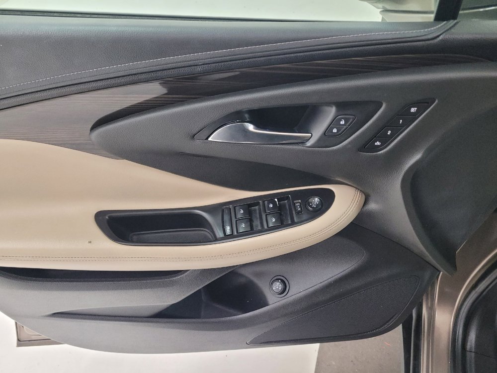 Used 2019 Buick Envision Essence FWD image 27