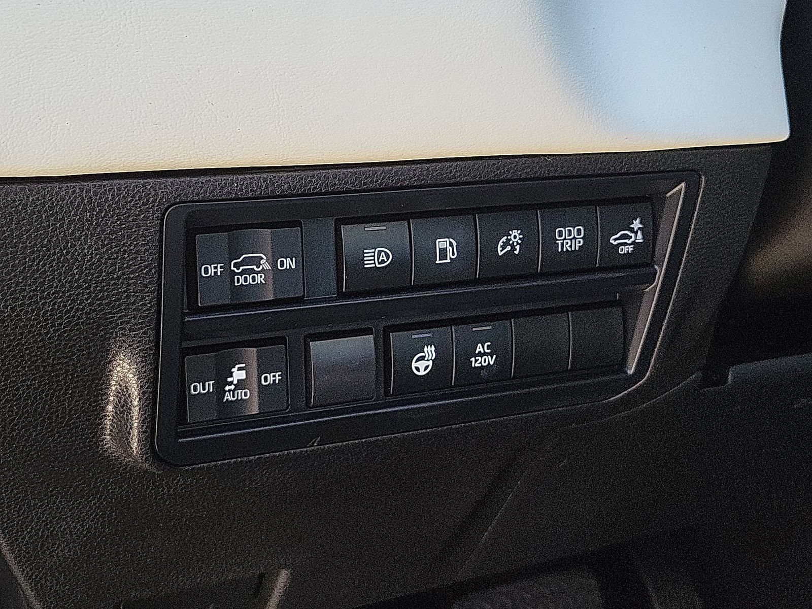 Used 2024 Toyota Sequoia Capstone AWD/4WD image 19