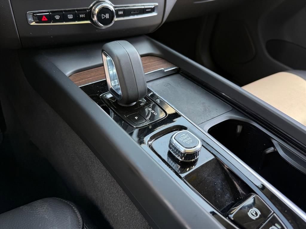 Used 2022 Volvo XC60 B5 Momentum image 17