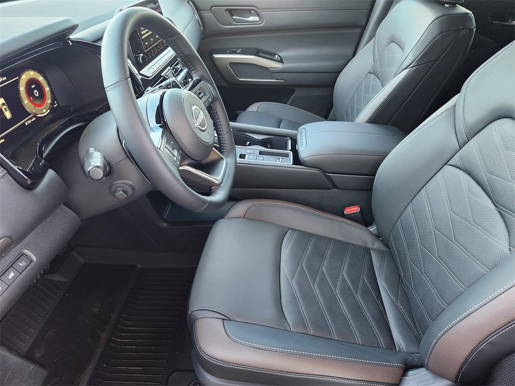 New 2025 Nissan Pathfinder Platinum w/ Black Appearance Package image 9