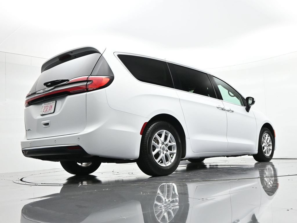 Used 2023 Chrysler Pacifica Touring-L FWD image 35