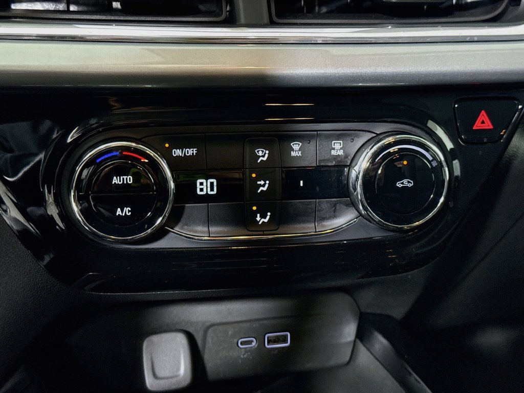 Used 2025 Chevrolet Trax LT w/ Sunroof Package FWD image 7