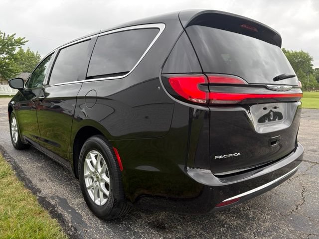 Used 2023 Chrysler Pacifica Touring-L FWD image 2