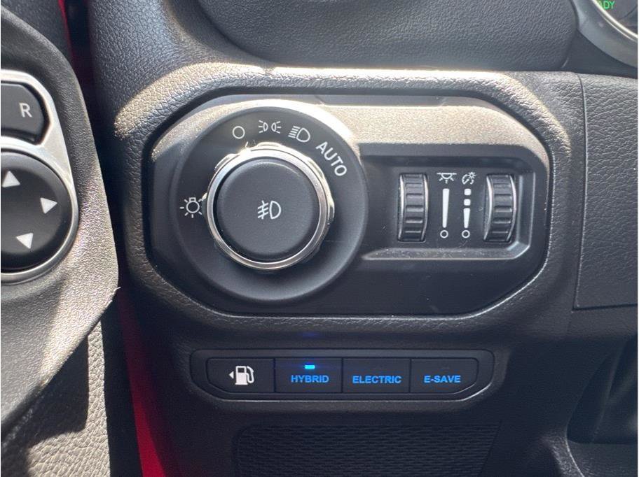 Used 2022 Jeep Wrangler Unlimited Sahara w/ Cold Weather Group AWD/4WD image 16