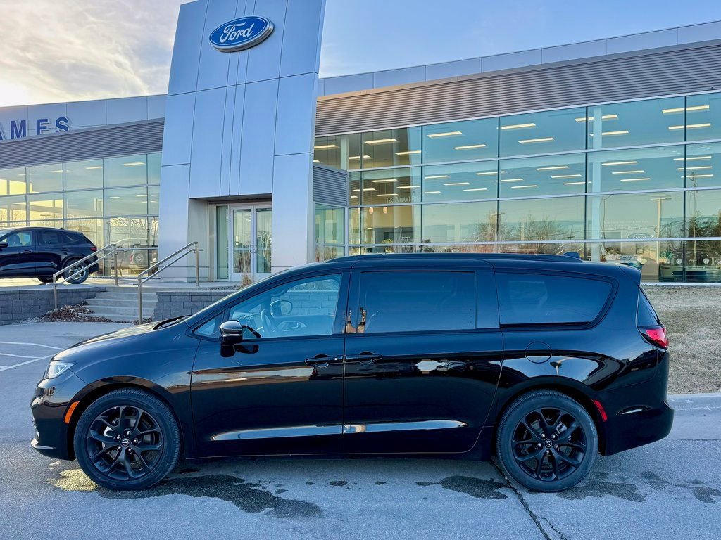 Used 2025 Chrysler Pacifica Limited image 2