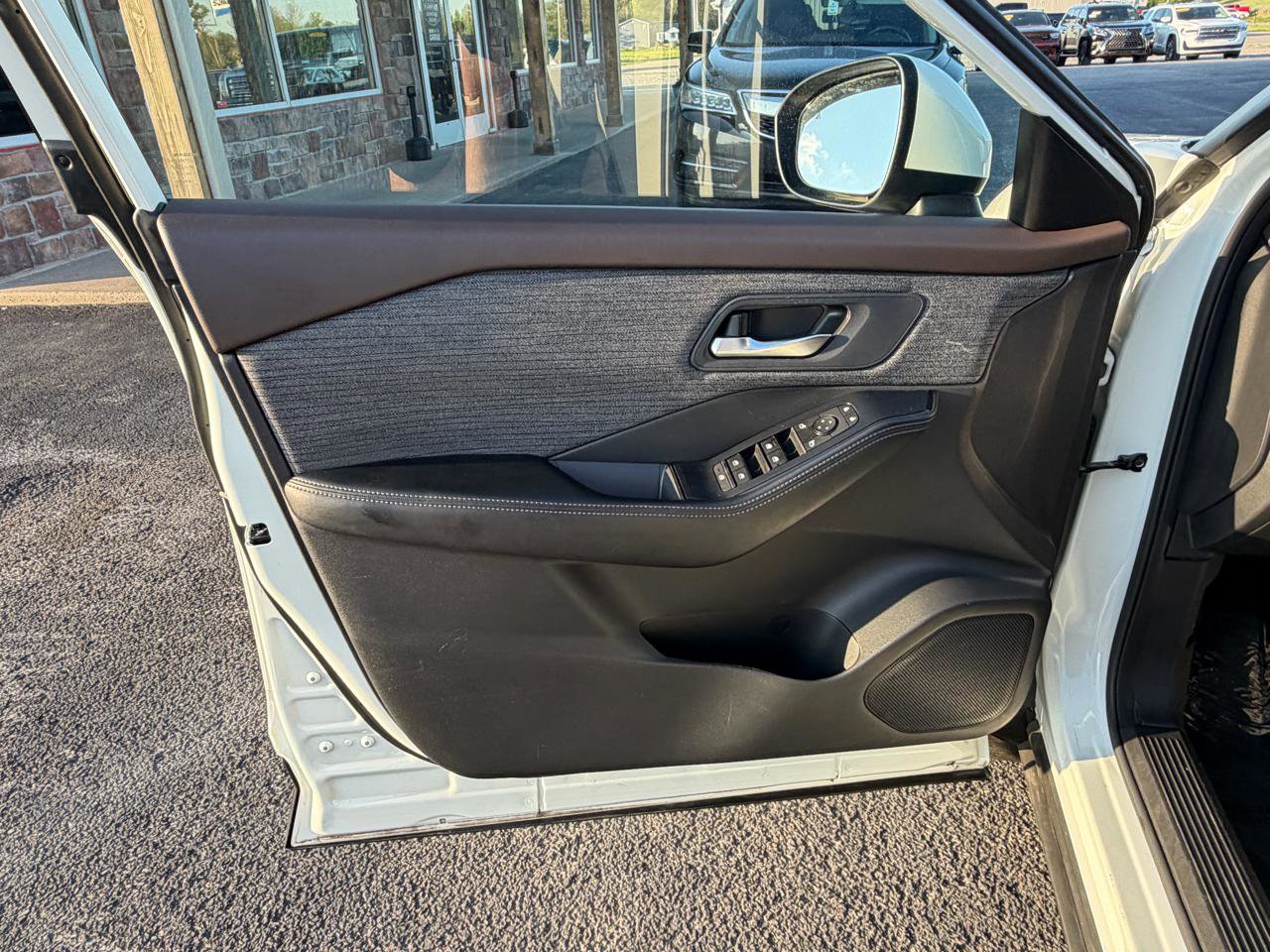 Used 2023 Nissan Rogue SV FWD image 12