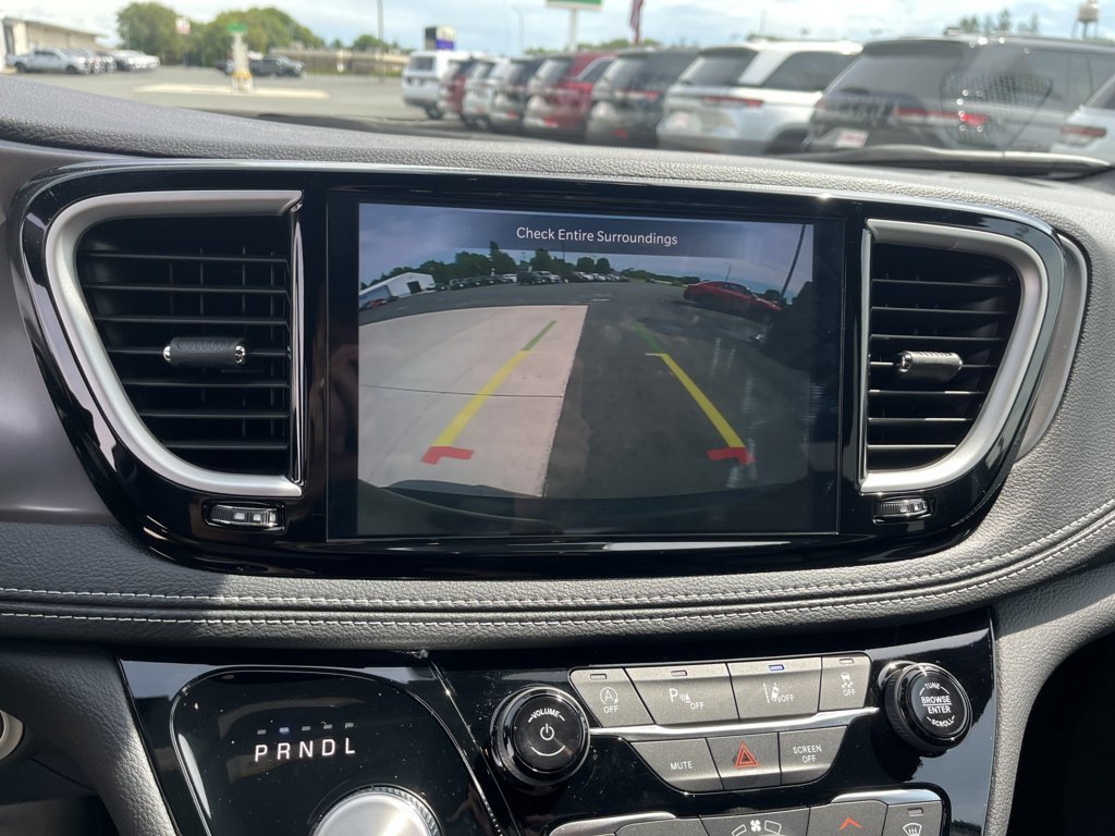 Used 2025 Chrysler Pacifica Select image 17