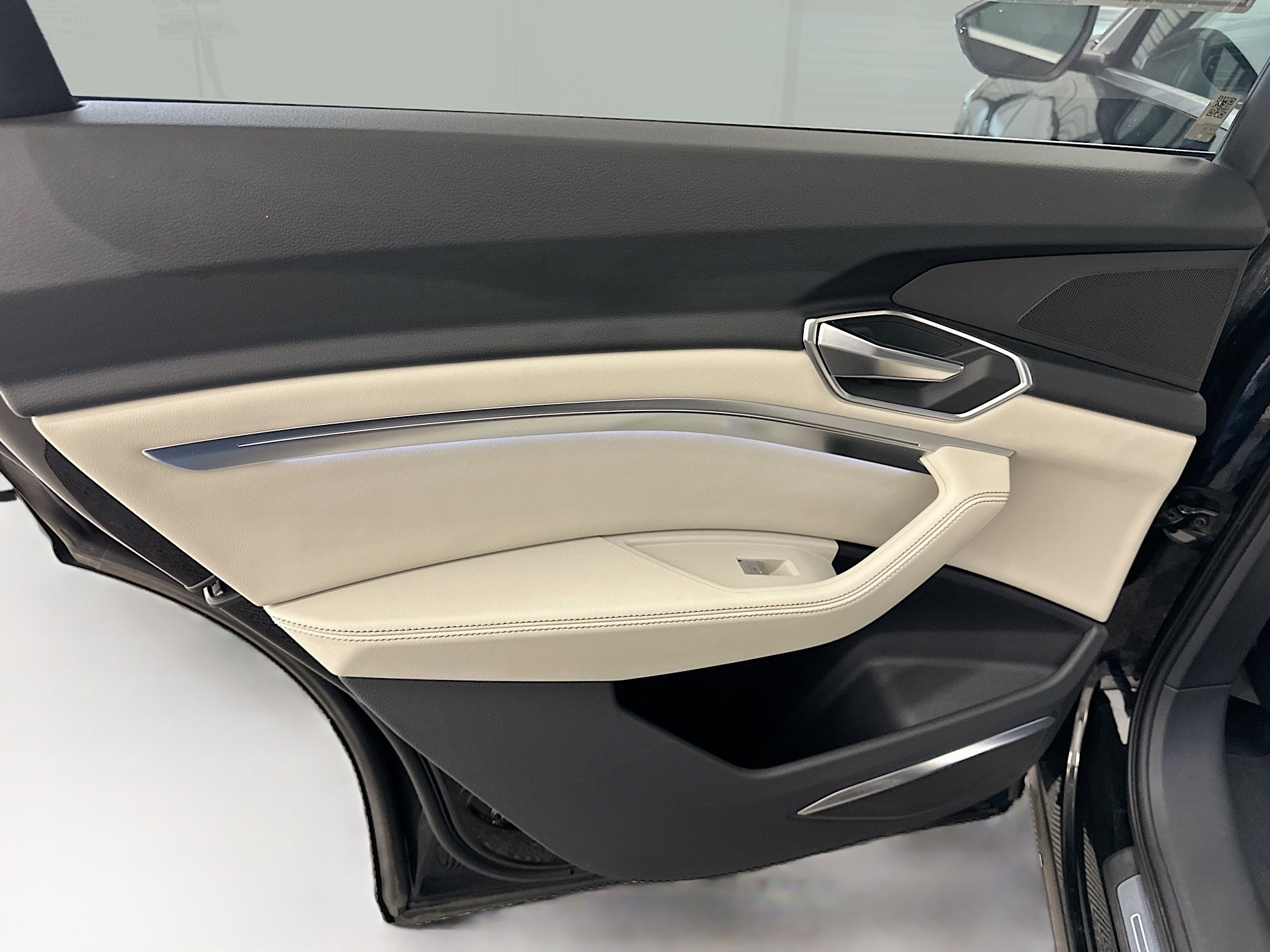 Used 2024 Audi Q8 e-tron Premium Plus w/ Premium Plus Package image 28