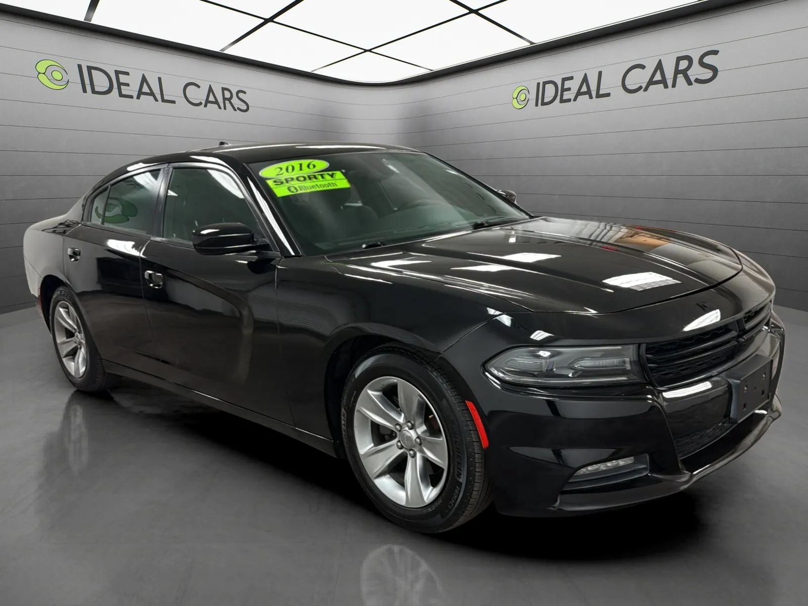 Used 2016 Dodge Charger SXT RWD image 3