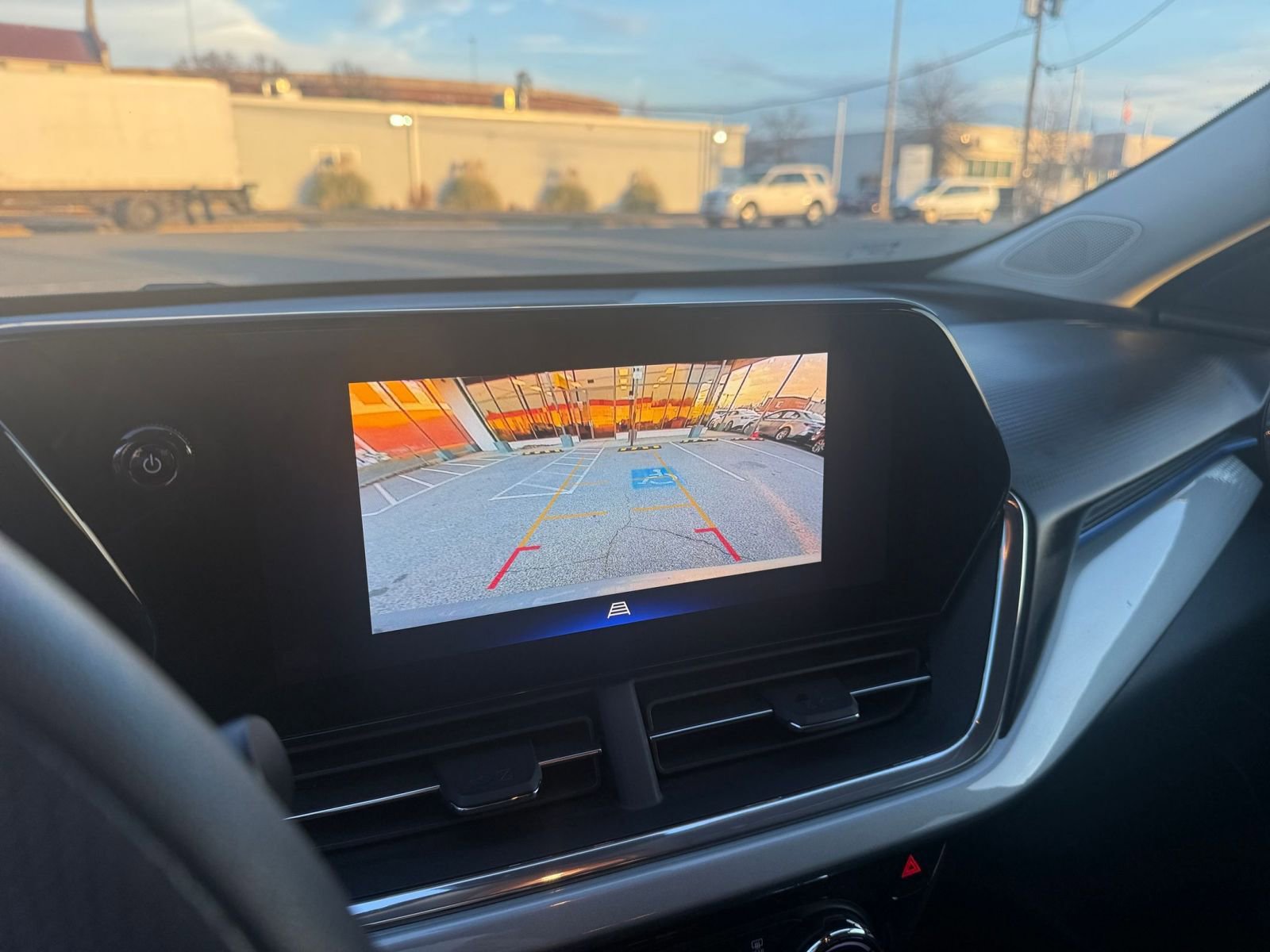 Used 2025 Chevrolet Trax LT image 17