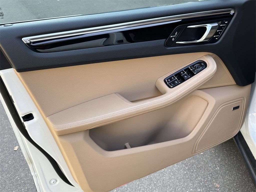 Certified 2025 Porsche Macan Turbo image 16