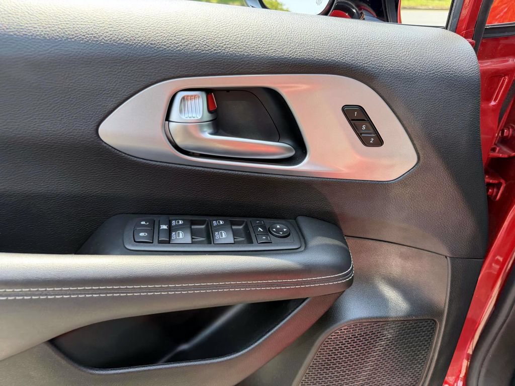 Used 2025 Chrysler Pacifica Limited FWD image 20
