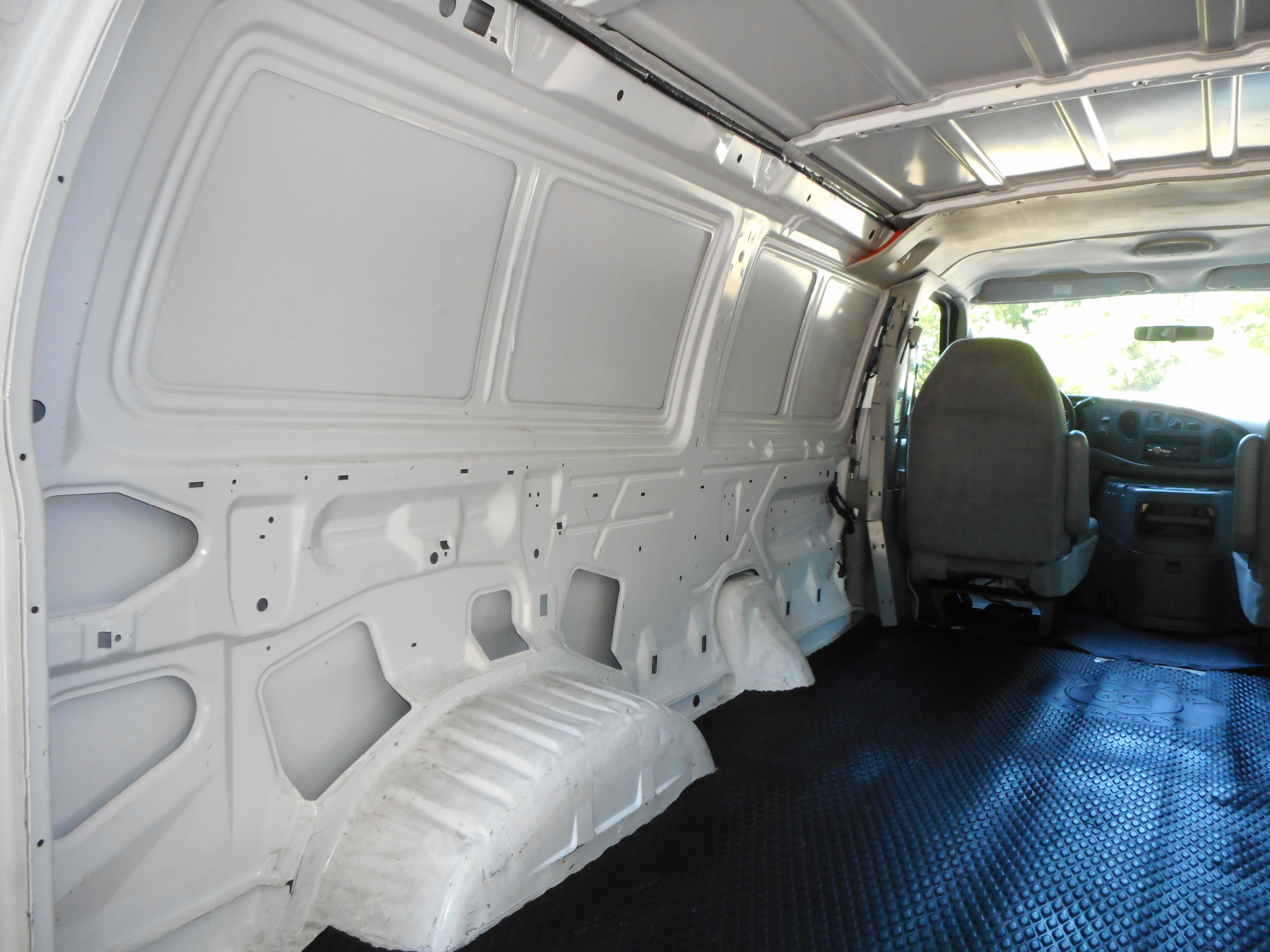 Used 2004 Ford E-350 and Econoline 350 Super Duty RWD image 17