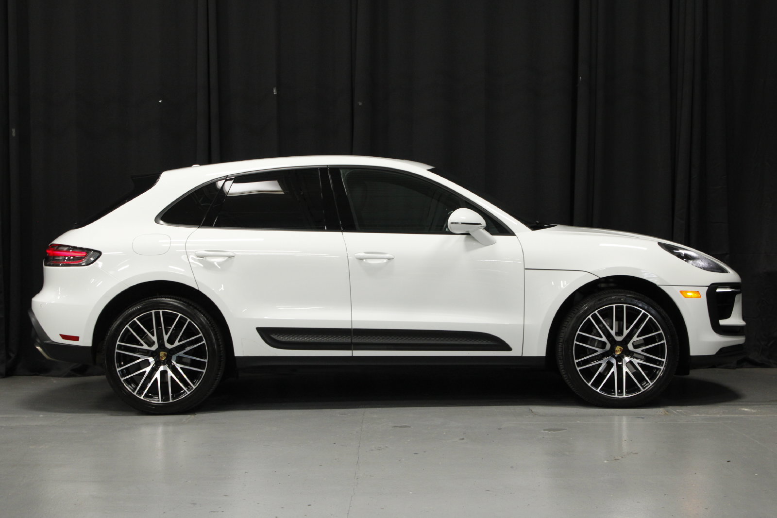 Used 2022 Porsche Macan AWD/4WD image 8